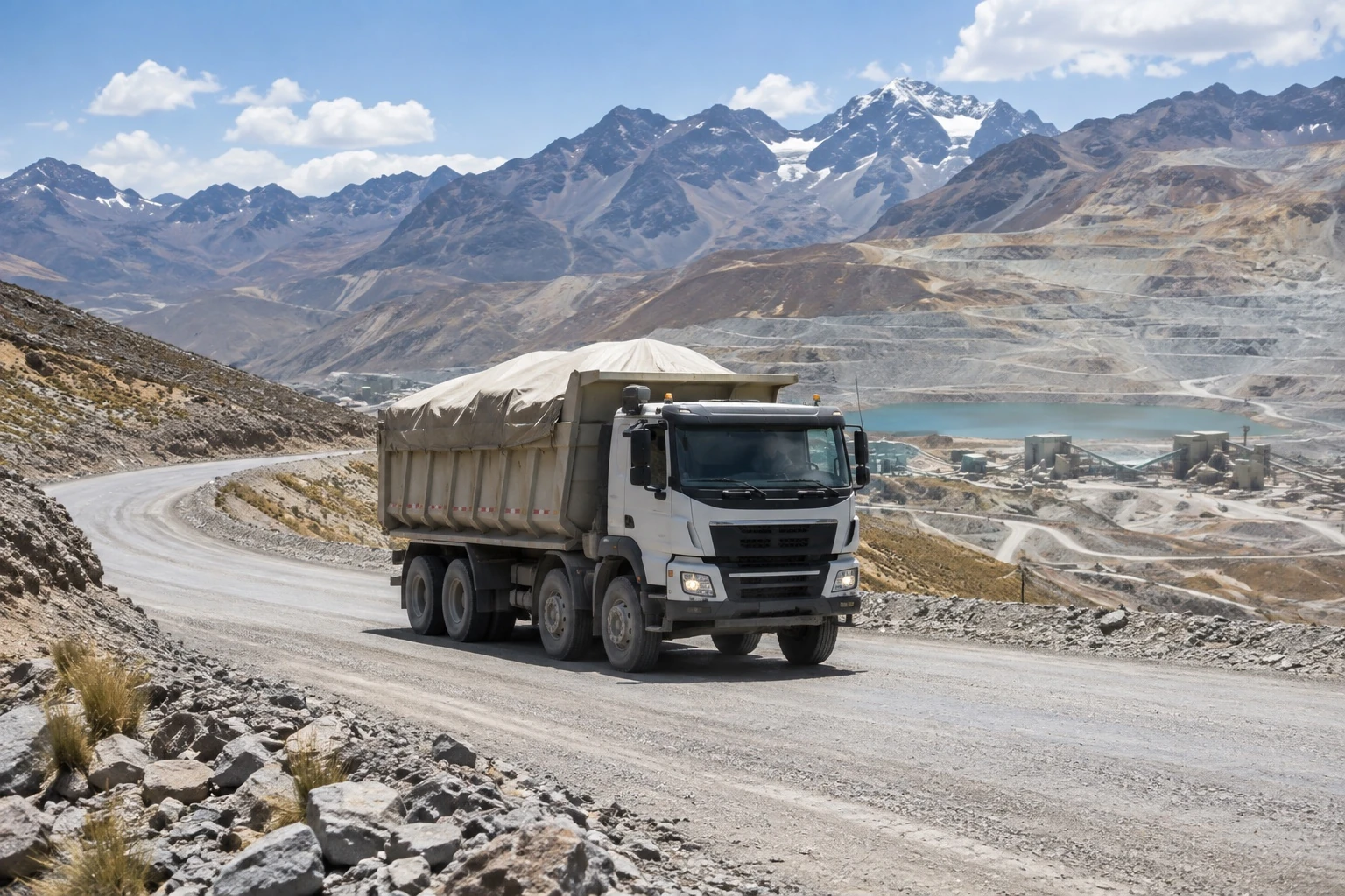 Foto referencial: camión trasladando minerales por una ruta andina